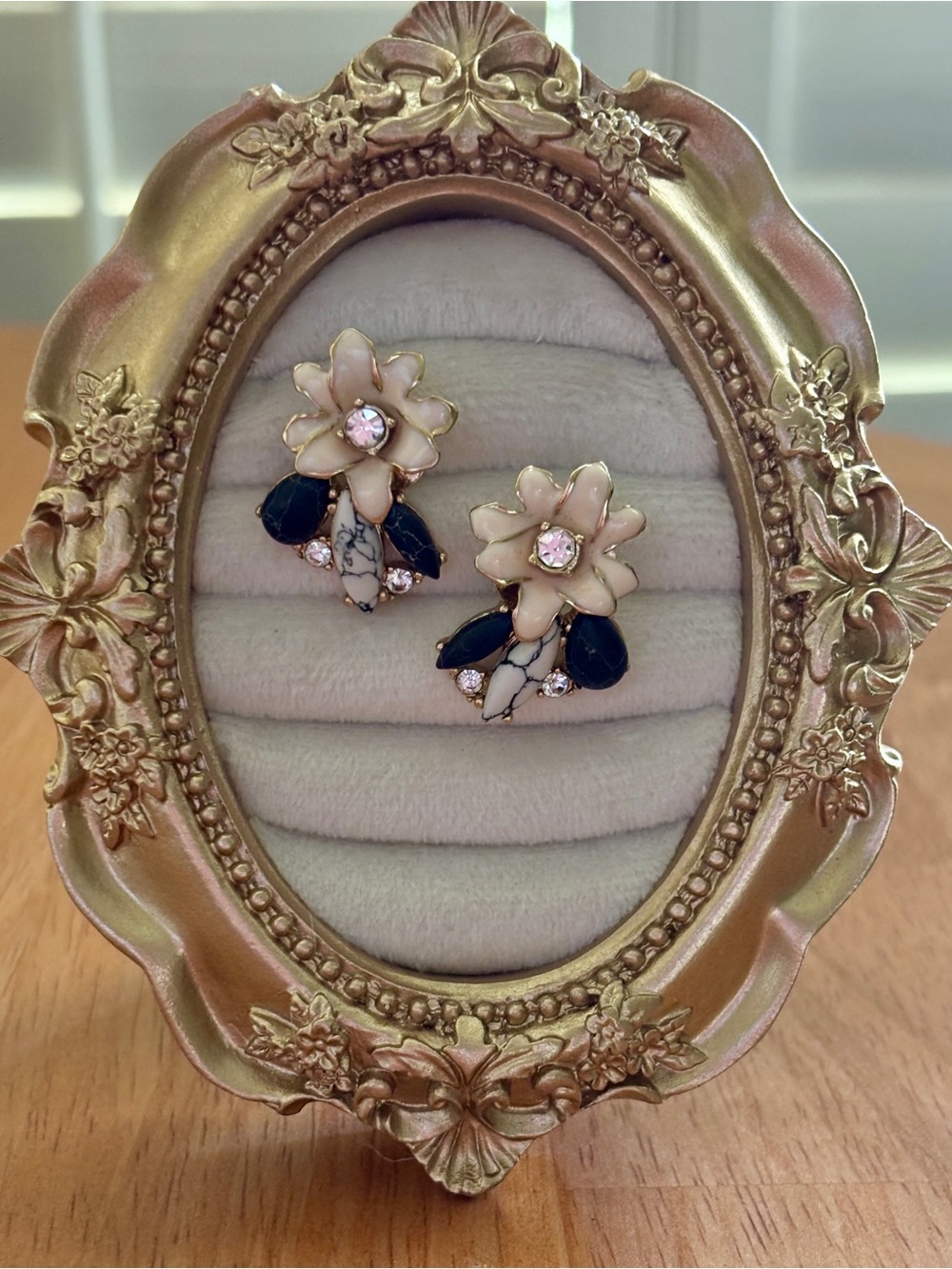 Kate Spade Floral Glossy Stude Earrings ~ Women’s Small ~ Black and Biege